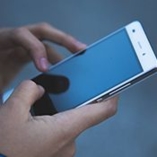Un homme tient son Android en main